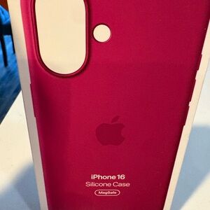 Apple iPhone 16 MagSafe Silicone Case - Magenta
